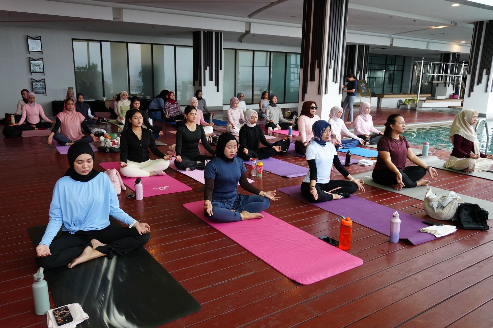 Aston Gresik Ajak Masyarakat Rehat Sejenak Lewat Sunset Poolside Yoga & Sound Healing