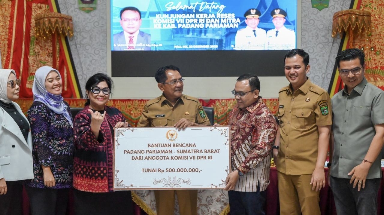 Komisi VII Serahkan Bantuan 500 Juta untuk UMKM Terdampak Bencana di Padang Pariaman
