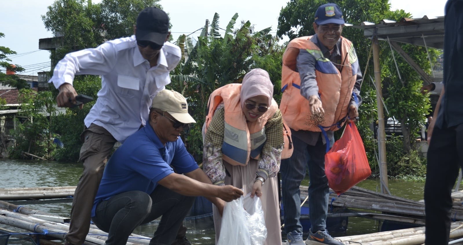 Dorong Ekonomi Warga, Siti Qomariyah Salurkan 50 Ribu Bibit Ikan untuk Kelompok Tani di Bekasi