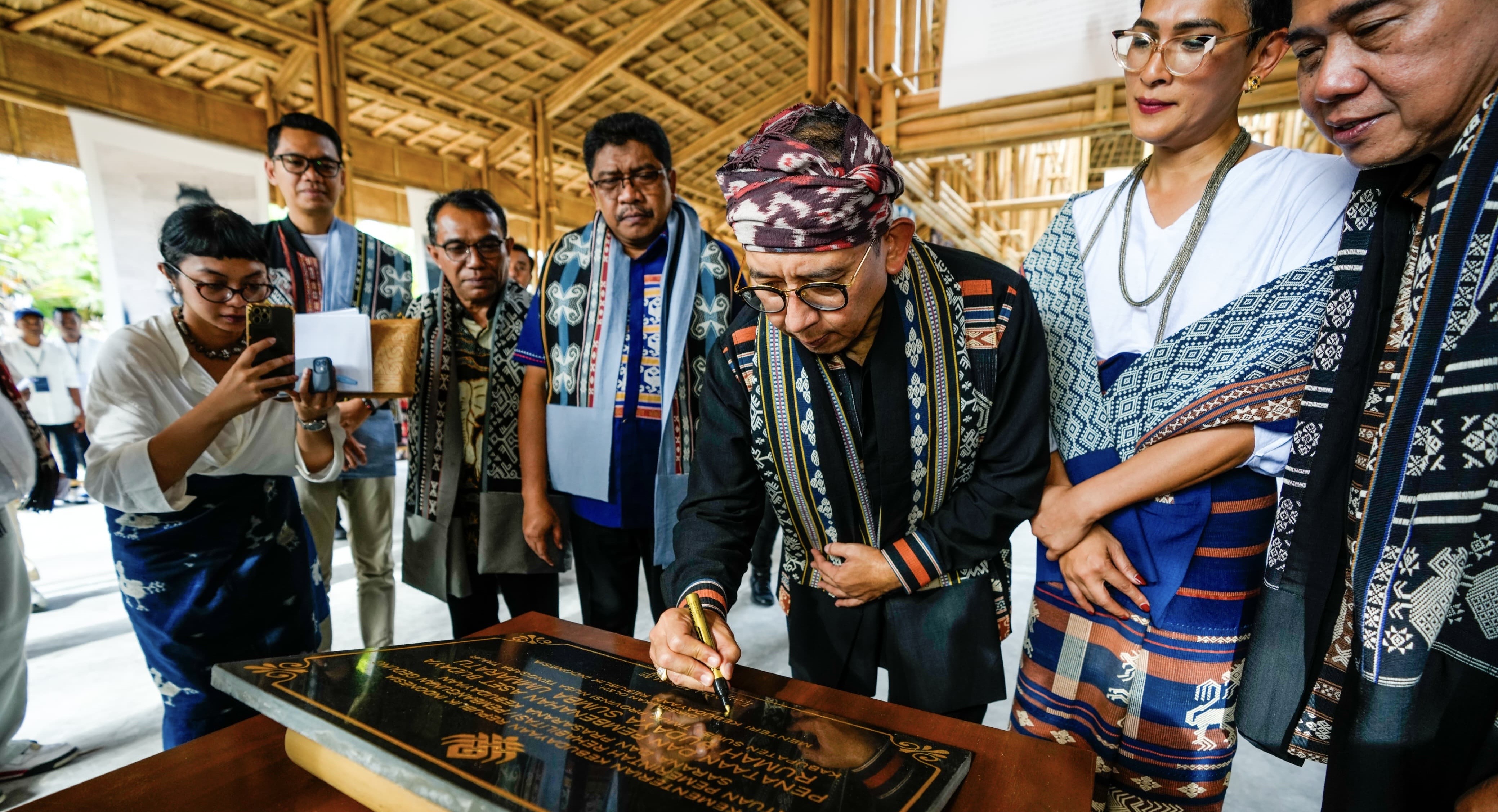 Menbud Resmikan Rumah Ibu Bumi, Bangun Ekosistem Budaya Tenun Sumba