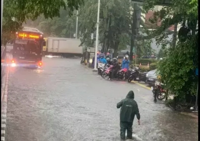 Imbas Hujan Deras, Sejumlah Rute Bus Transjakarta Terlambat