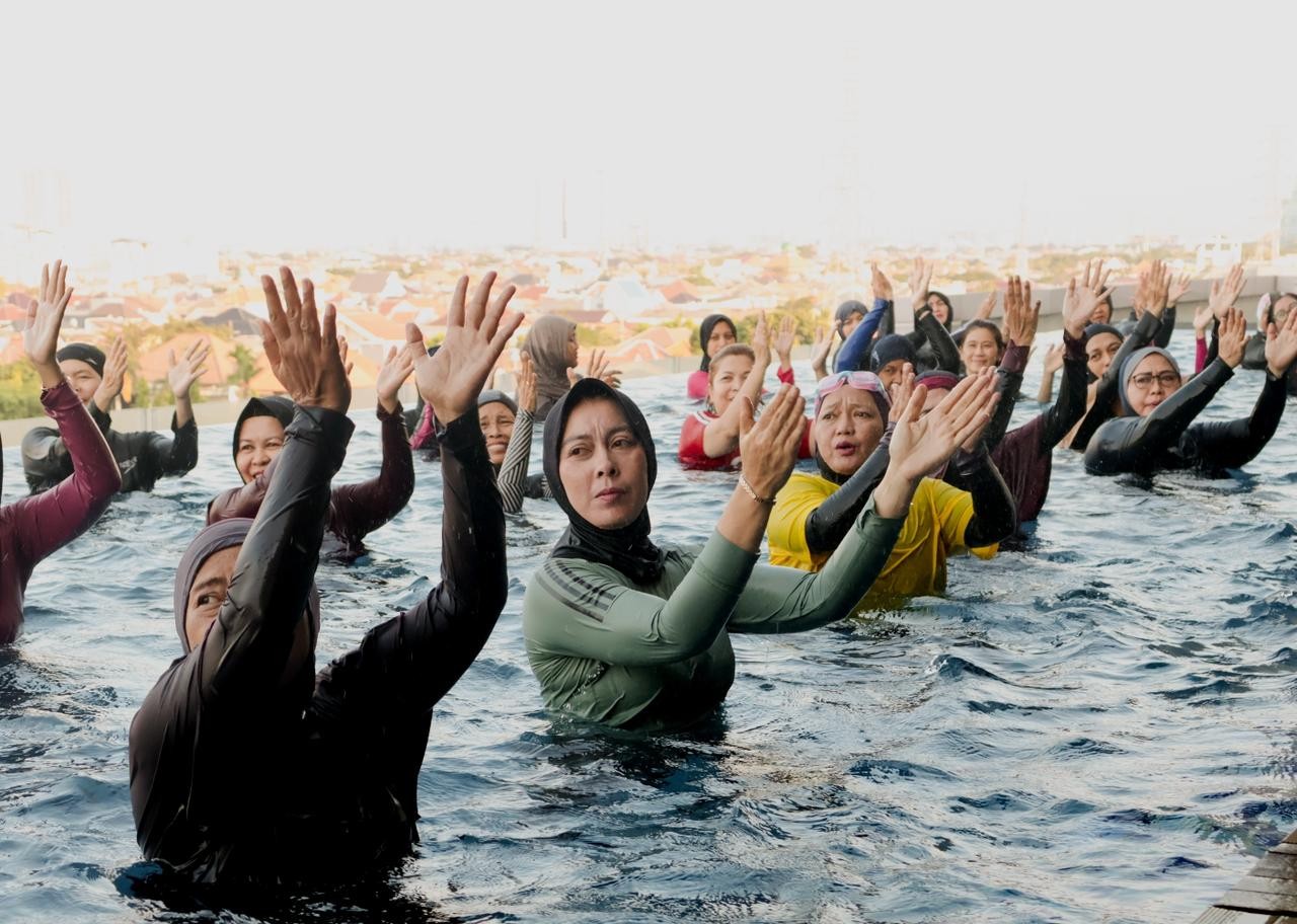 Dukung Gaya Hidup Sehat, Swiss-Belinn Manyar Surabaya Rutin Fasilitasi Aqua Zumba