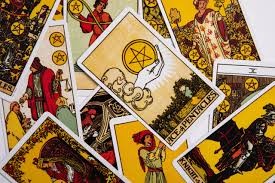Membaca Fenomena Tarot di Kalangan Generasi Z dari Perspektif Psikologi