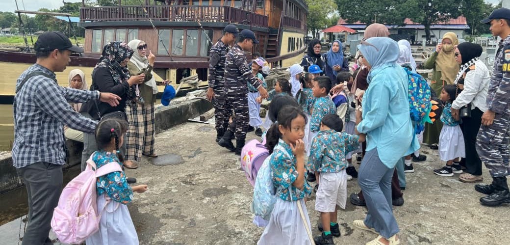 Wujudkan Edukasi Maritim Sejak Dini, KRI Hiu-634 Gelar Open Ship di Makassar