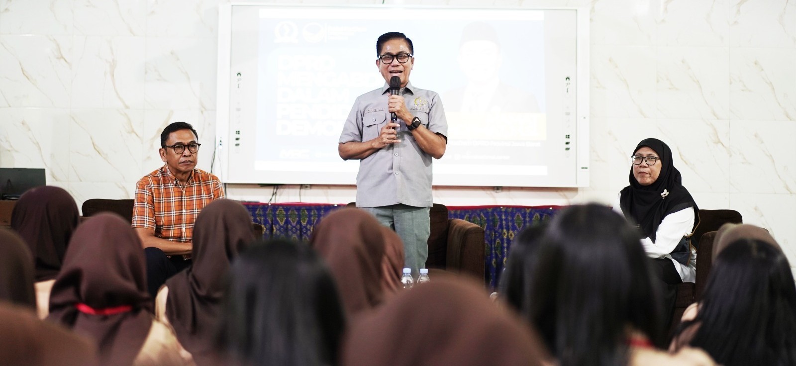 Kang Rachmat Tanamkan Nilai Demokrasi Sejak Dini kepada Pelajar SMAN 7 Bandung
