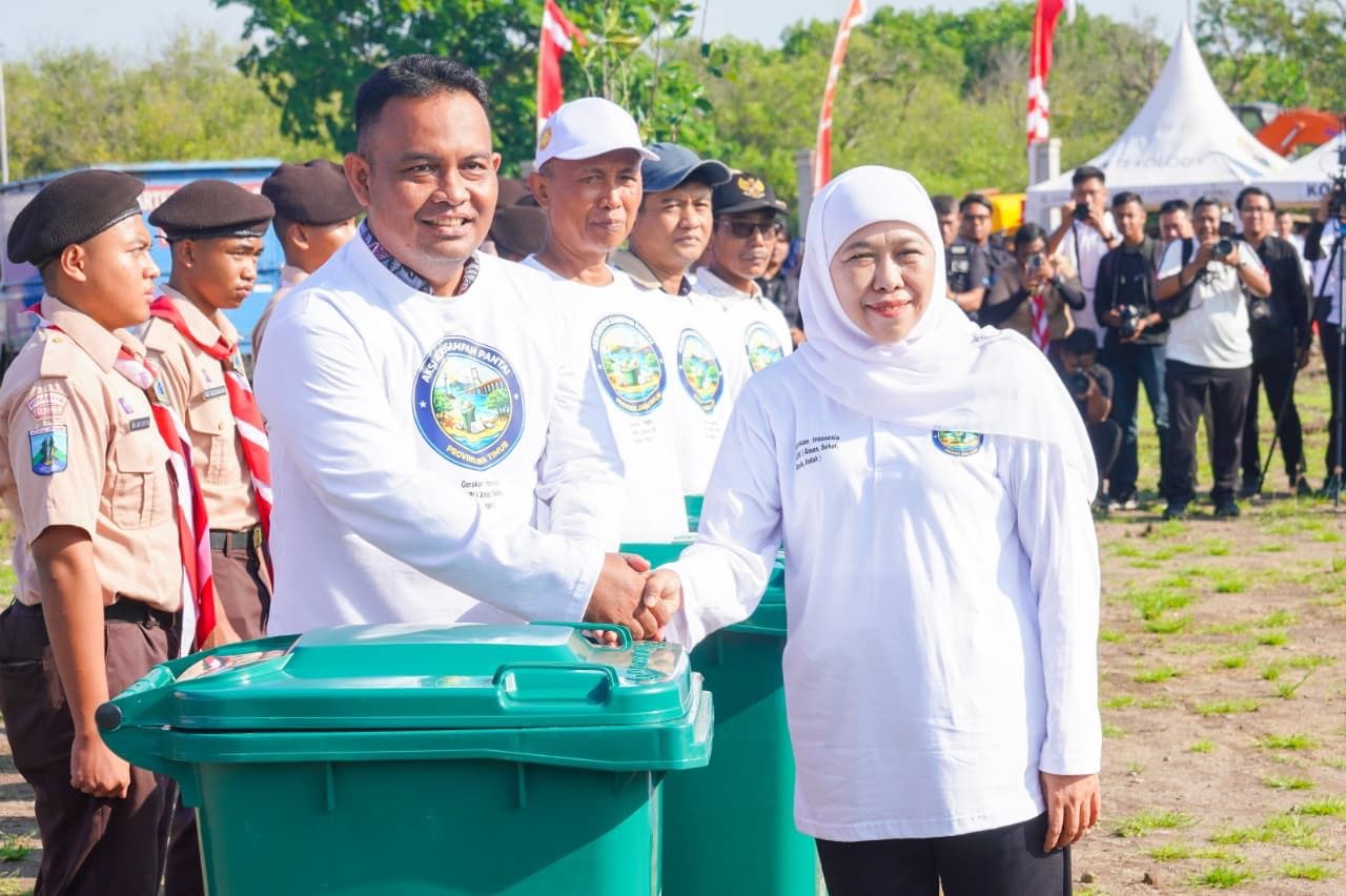 Gubernur Khofifah Ajak Seluruh Daerah di Jatim Masif Kelola Sampah Lewat Aksi Kurve Pantai