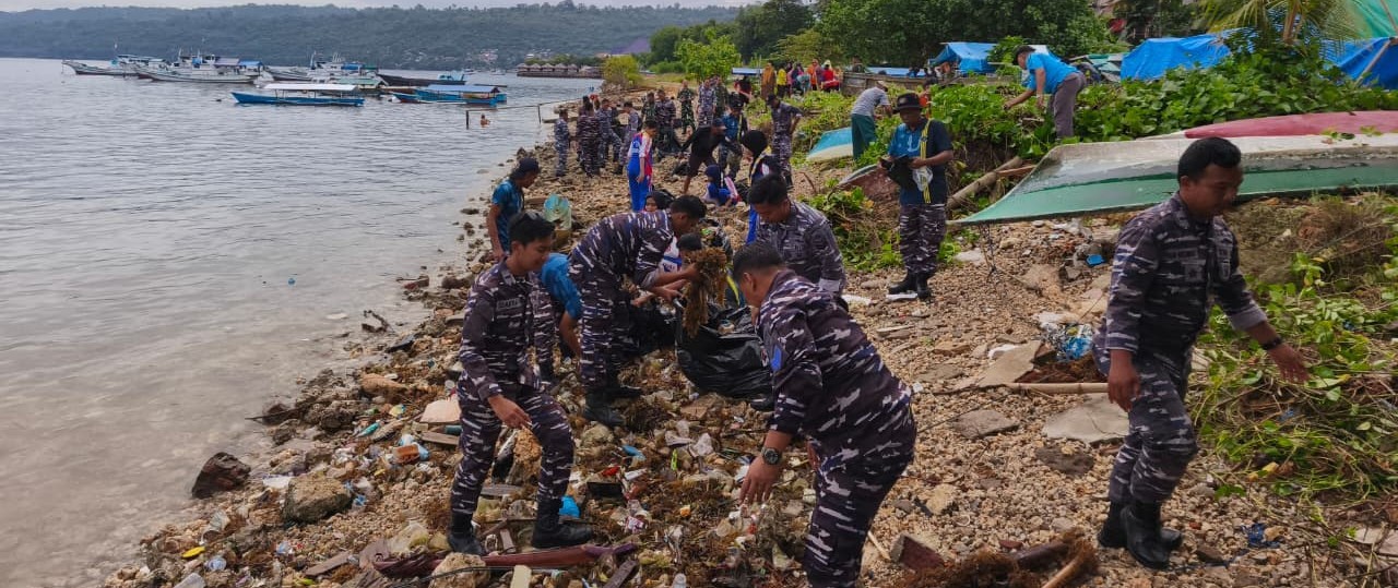 KRI Hiu-634 Gelar Aksi Bersih Pantai di Bau-Bau, Wujud Implementasi Arahan Presiden RI