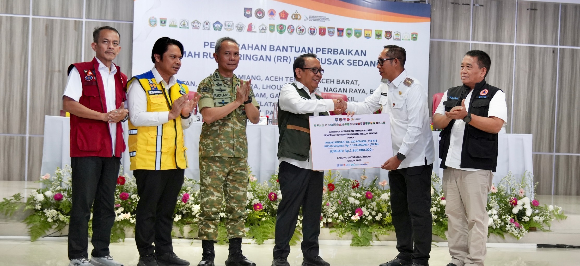 Bangkit dari Bencana, 86 KK di Tapanuli Utara Terima Stimulan Rumah dari Menko PMK