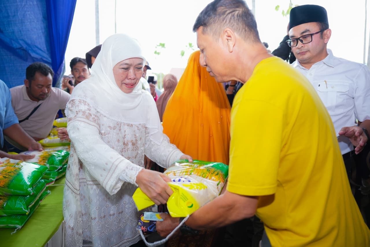Gelar Pasar Murah di Masjid Al-Akbar, Gubernur Khofifah Tegaskan Komitmen Stabilkan Harga Bahan Pokok Jelang Ramadan