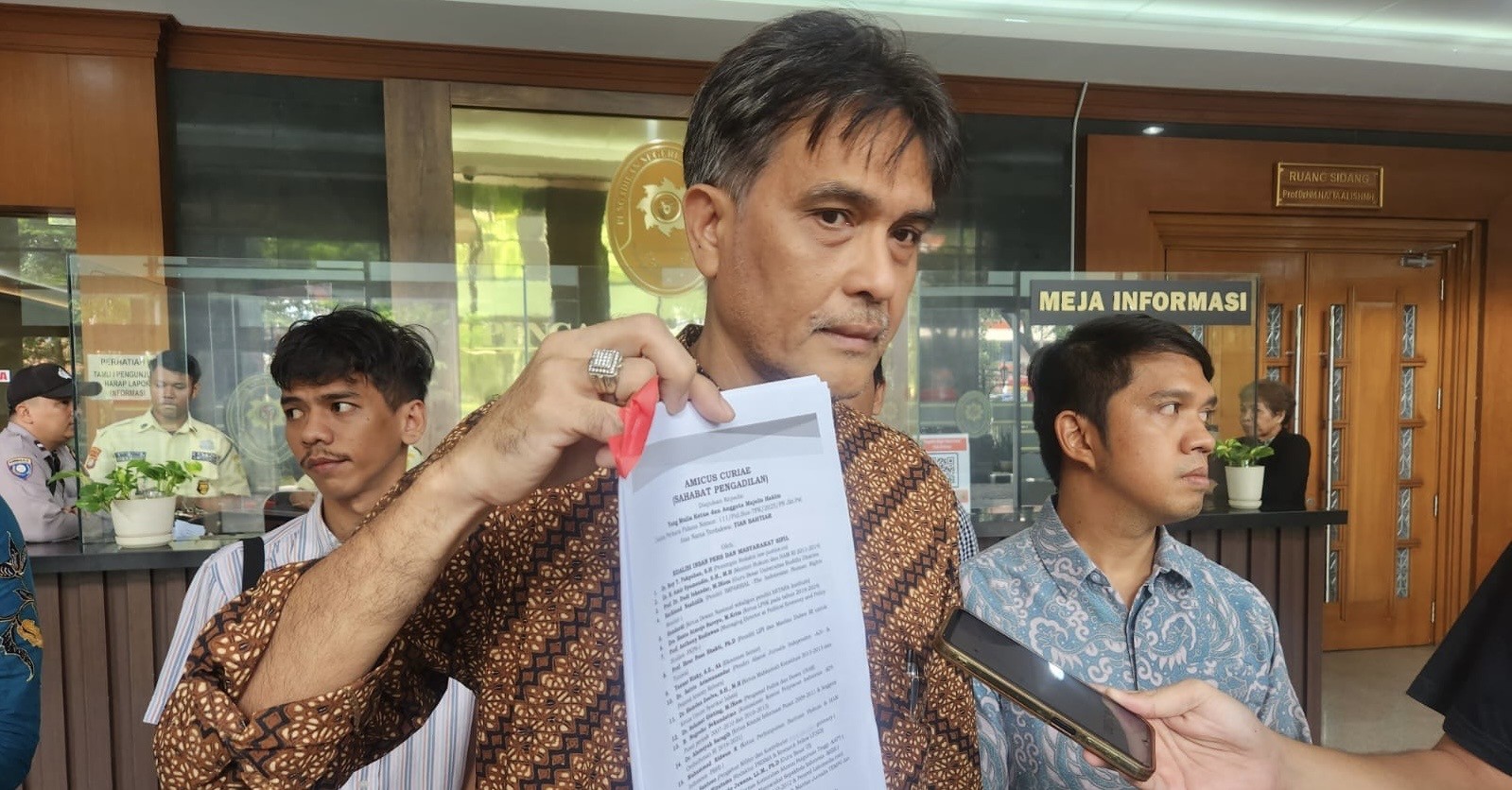 Eks Hakim MK hingga Anggota DPR Ajukan Amicus Curiae untuk Tian Bahtiar