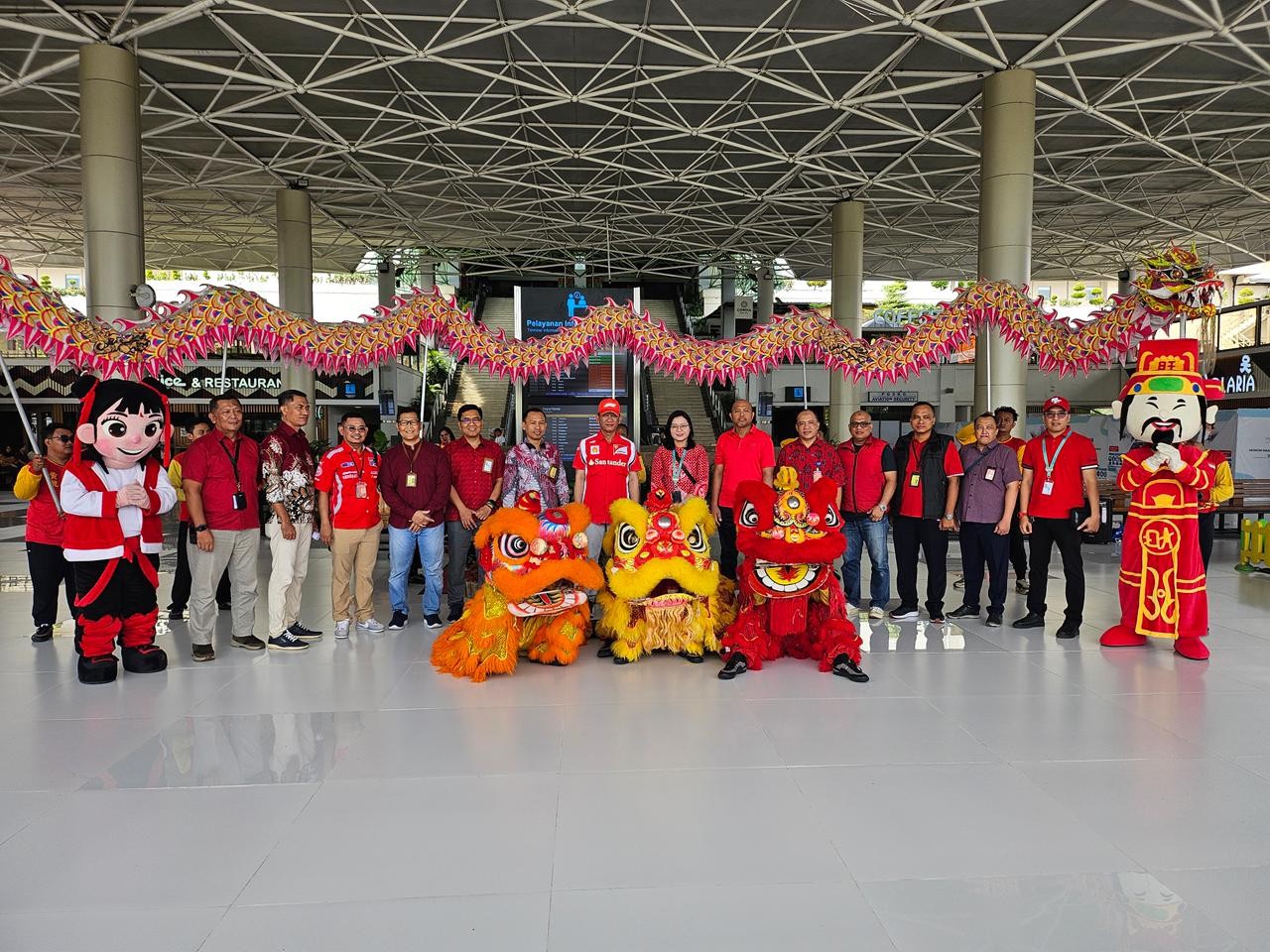 Barongsai & Naga Liong Meriahkan Perayaan Imlek di Bandara Juanda