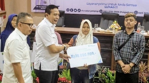 Lindungi Pekerja Informal di Kota Malang melalui Anggaran DBHCHT, Ahli Waris Terima Santunan BPJS Ketenagakerjaan
