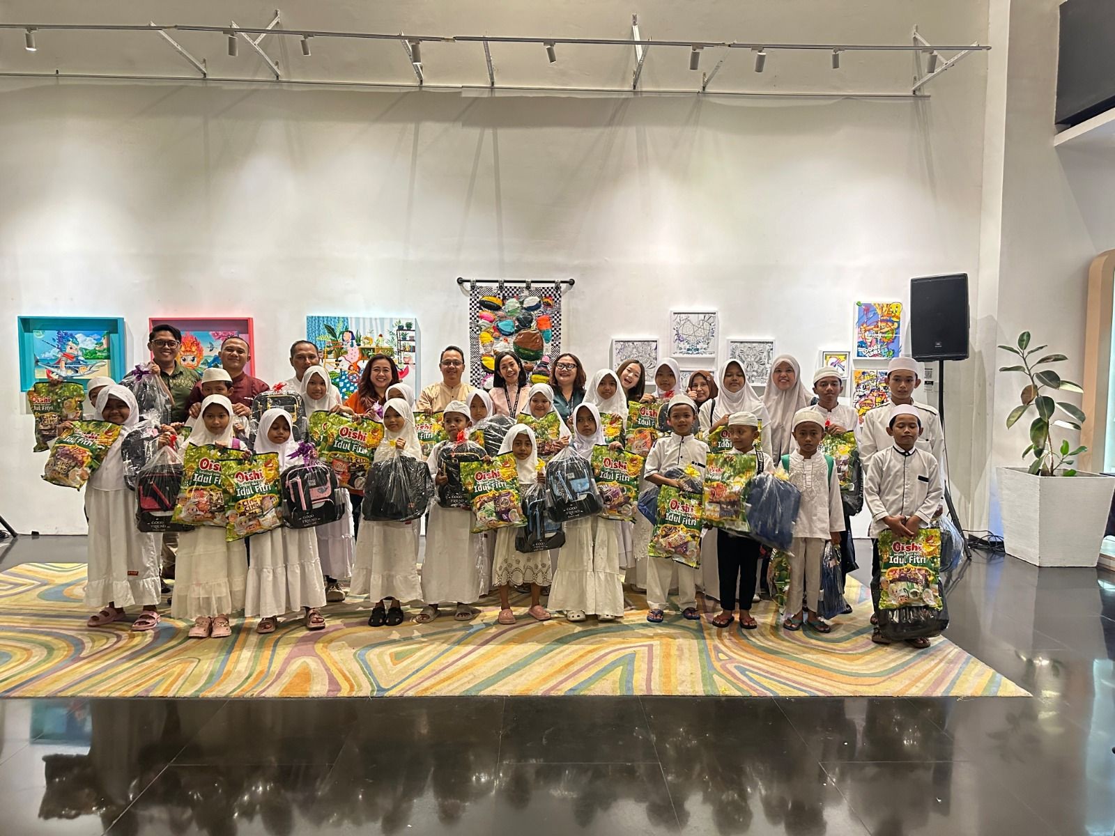 Berbagi Kebahagiaan Ramadan, ARTOTEL TS Suites Surabaya Santuni Anak Yatim di Galeri Seni