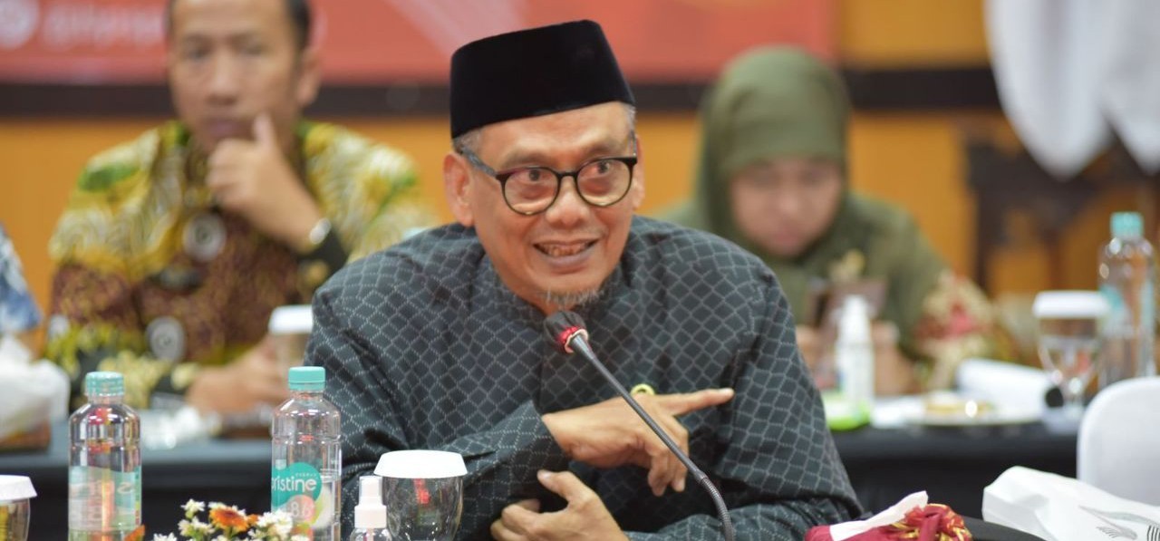 Abdul Fikri Faqih Salurkan Bantuan Seragam untuk Anak Korban Tanah Gerak di Padasari