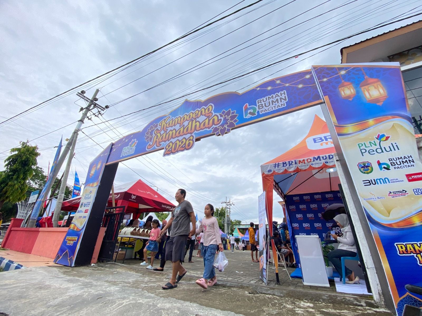 PLN dan Rumah BUMN Pacitan Gelar Bazar Kampoeng Ramadhan Libatkan UMKM Lokal