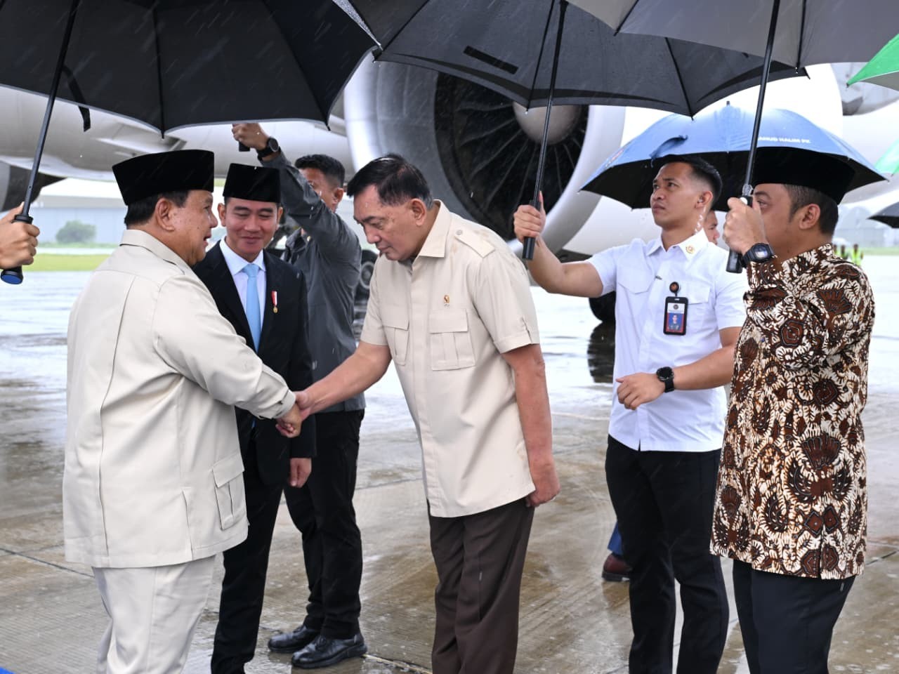 Menhan Sambut Kedatangan Presiden RI Di Pangkalan TNI AU Halim PK