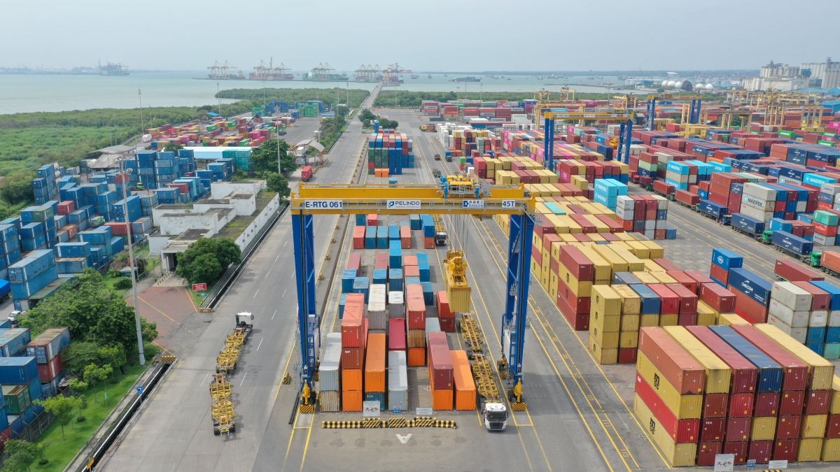 Perkuat Arus Logistik Jatim, PT Terminal Petikemas Surabaya Datangkan Belasan Alat Baru