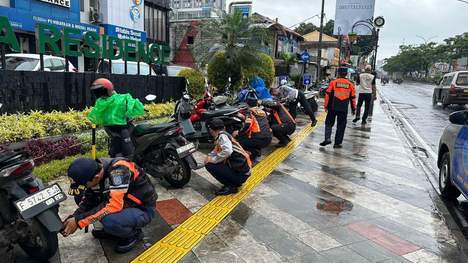 Tim Maung Asri Depok Turun Langsung Tertibkan Parkir di Trotoar Margonda