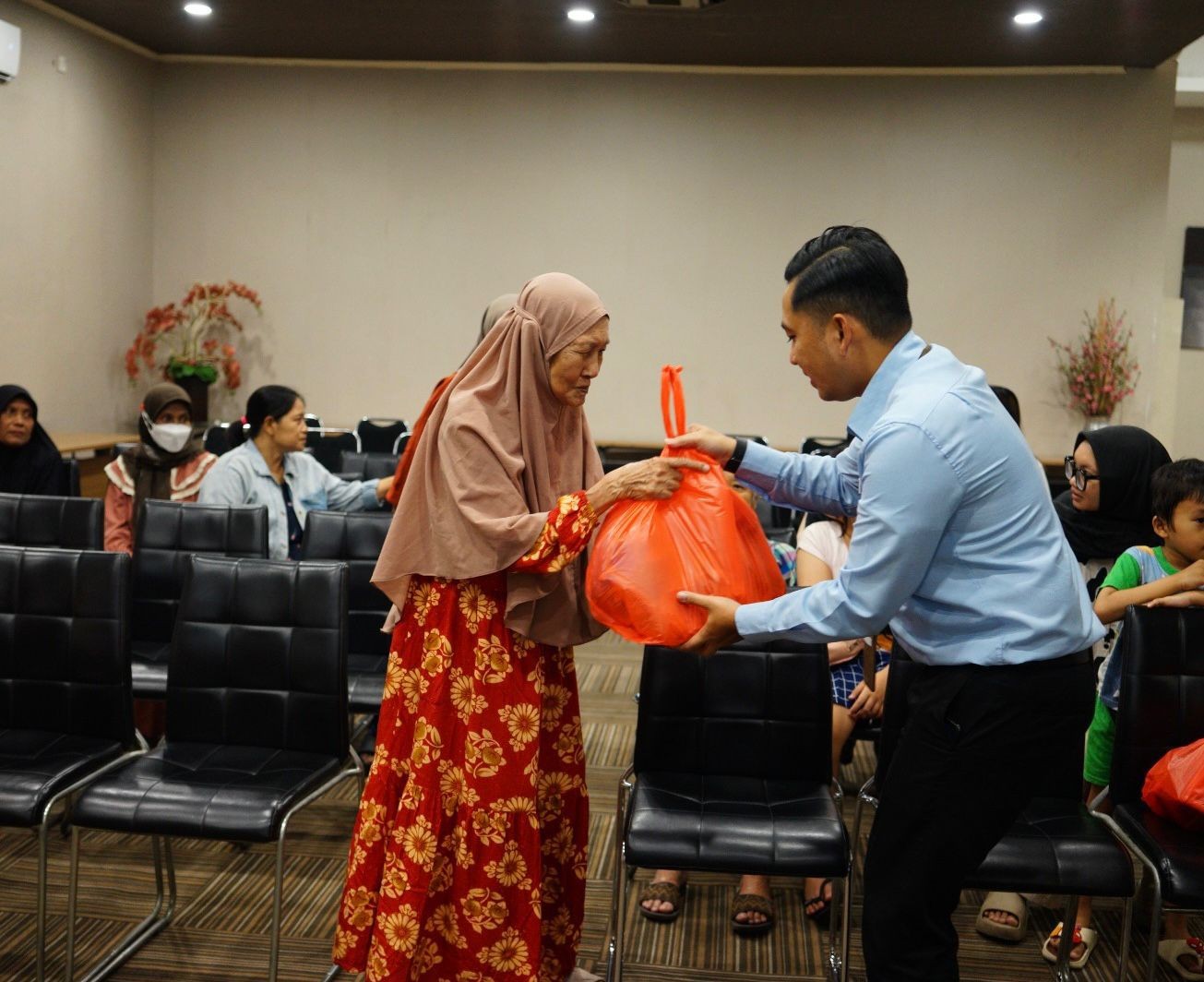 Sambut Ramadan, Holiday Inn Express Surabaya Salurkan Bantuan Sembako bagi Lansia dan Janda