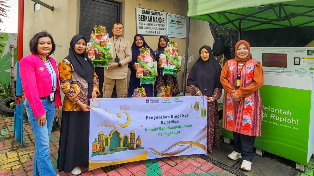 Pegadaian Area Surabaya 2 Apresiasi Mitra Bank Sampah Lewat 42 Bingkisan Ramadan