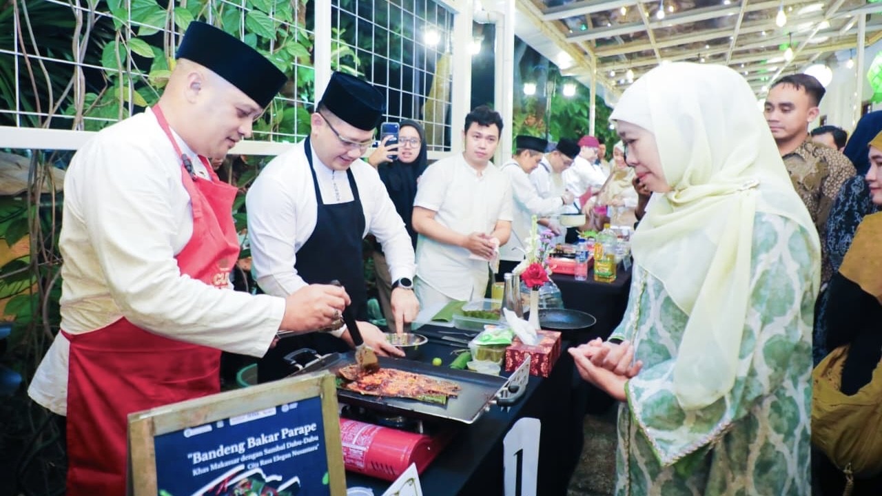 Gubernur Khofifah dan Wagub Emil beserta Kepala OPD Semarakkan Qiyamul Lail dengan Lomba Masak Bandeng