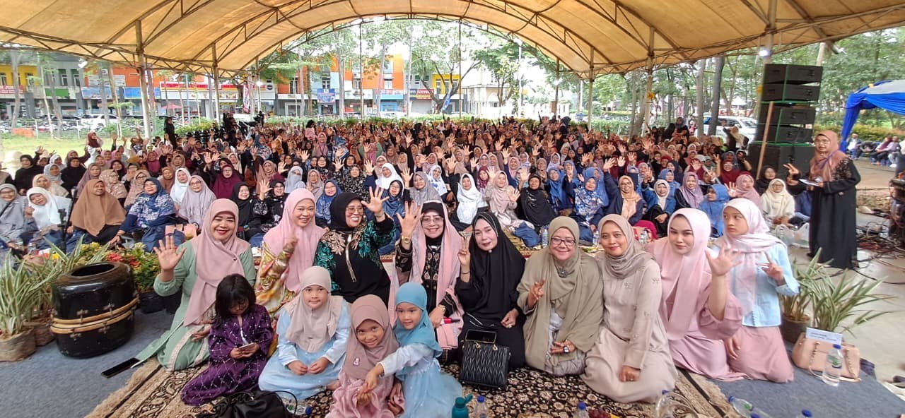 Siti Qomariyah Hadiri Penutupan Pengajian Majelis Alqomariyah dan Halalbihalal Bersama Masyarakat
