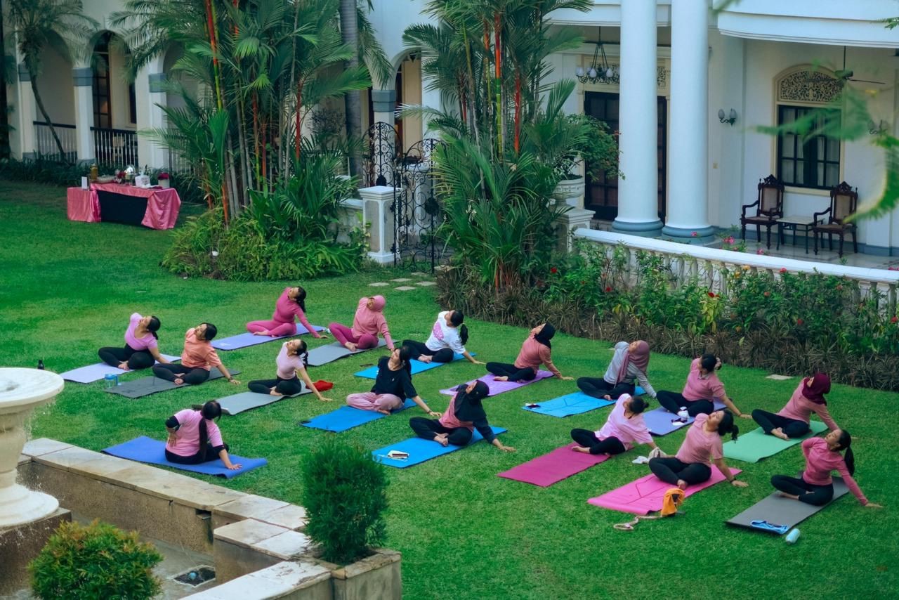 Hotel Majapahit Surabaya Hadirkan “Sunset Yoga”, Padukan Sejarah dan Gaya Hidup Sehat