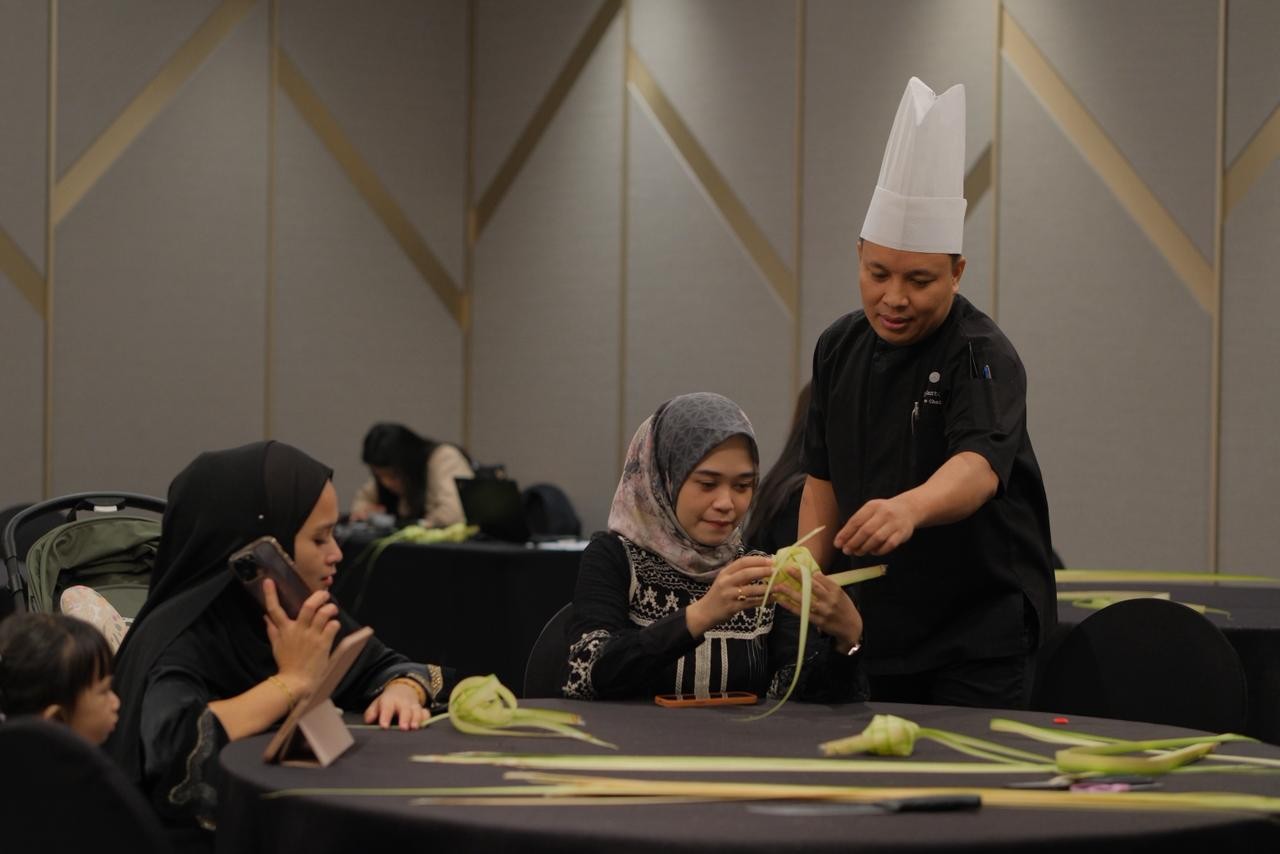 Sheraton Surabaya Hadirkan Kreasi Ketupat, Angkat Tradisi dalam Momen Halal Bihalal