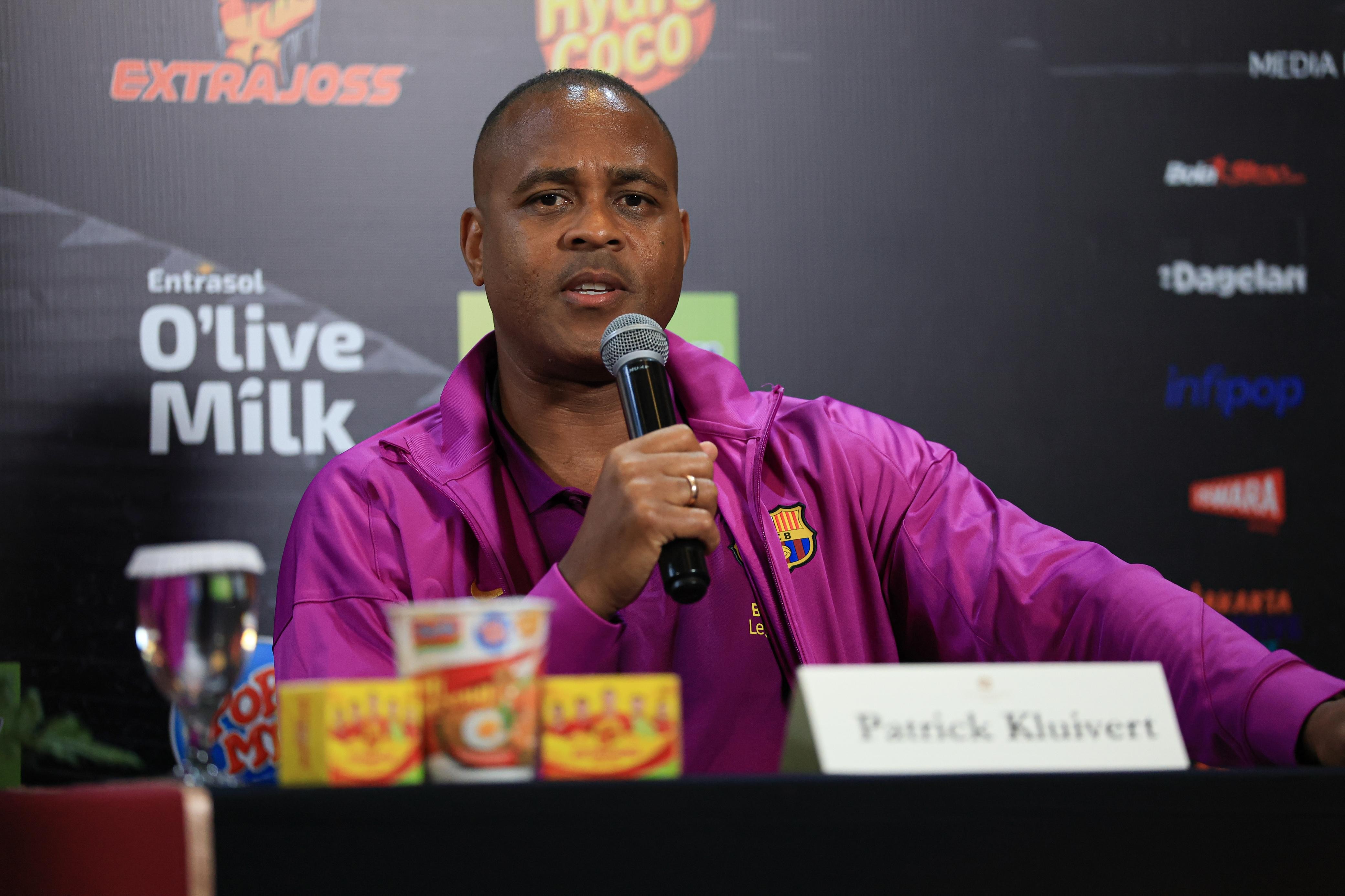 Antusias Kembali ke SUGBK, Patrick Kluivert Kecewa Batal Perkuat Barca Legends Karena Cedera