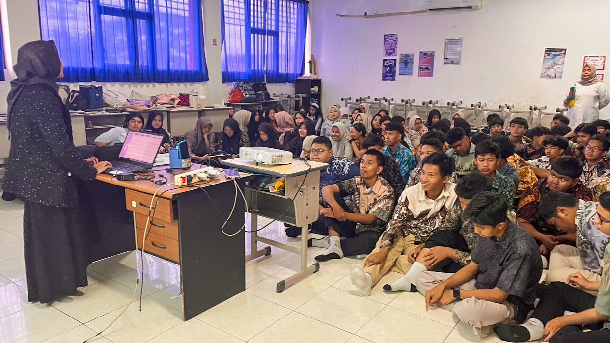 Belajar Langsung dari Praktisi, Siswa Kelas 10 SMA Labschool Unesa 1 Kenali Dunia Investasi