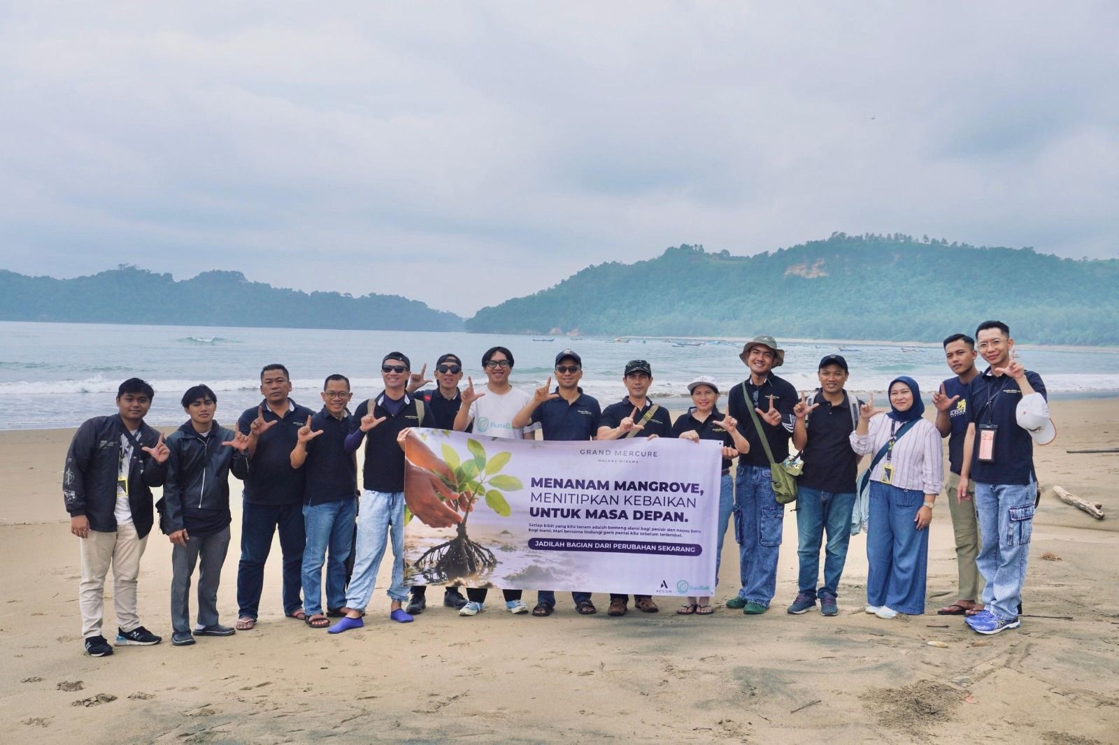 Grand Mercure Malang Mirama Tanam Mangrove di Pantai Tamban, Peringati Hari Bumi 2026
