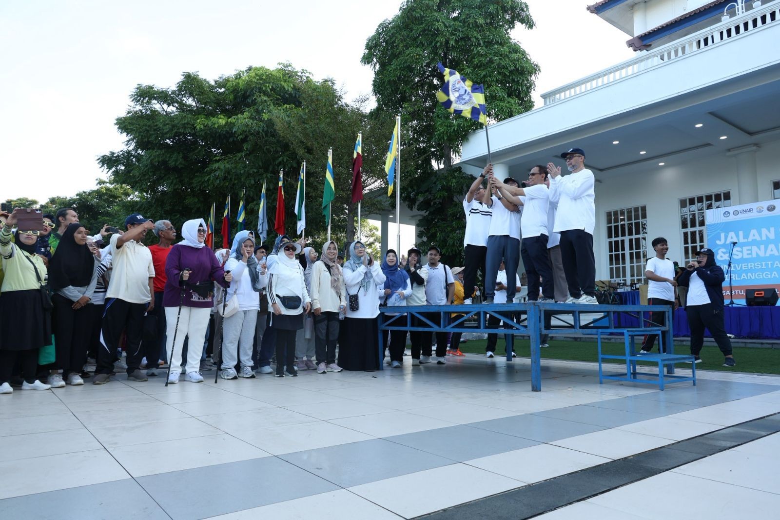 Fakultas Keperawatan UNAIR Gelar Jalan Sehat, Perkuat Kesadaran Kesehatan Masyarakat