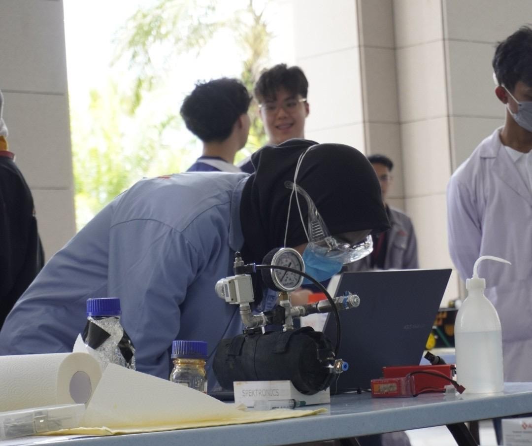 Tim Spektronics ITS Raih Prestasi Internasional Lewat Mobil Kimia “Dodit” di Malaysia