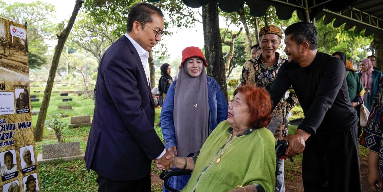 Menteri Kebudayaan Berziarah dan Bacakan Puisi di Makam Chairil Anwar