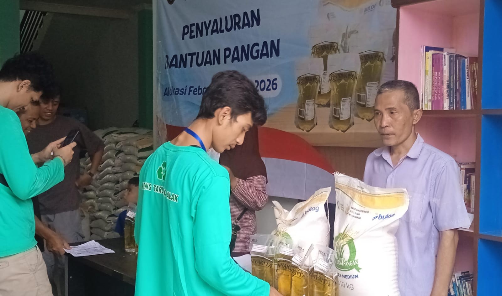Distribusi Pangan di Cisalak Lancar, Warga Dilayani dari Pagi hingga Malam