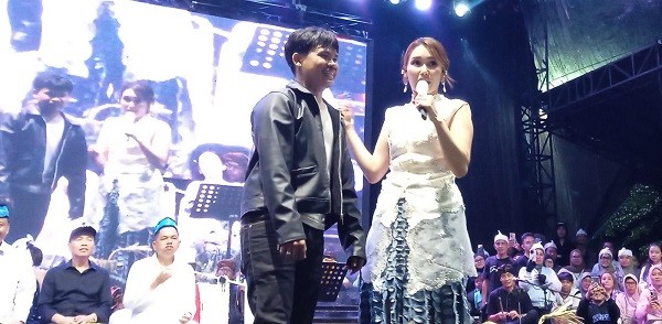 Ayu Ting Ting Blak-blakan di HUT Depok: Akhirnya Bisa Tampil di Kampung Sendiri