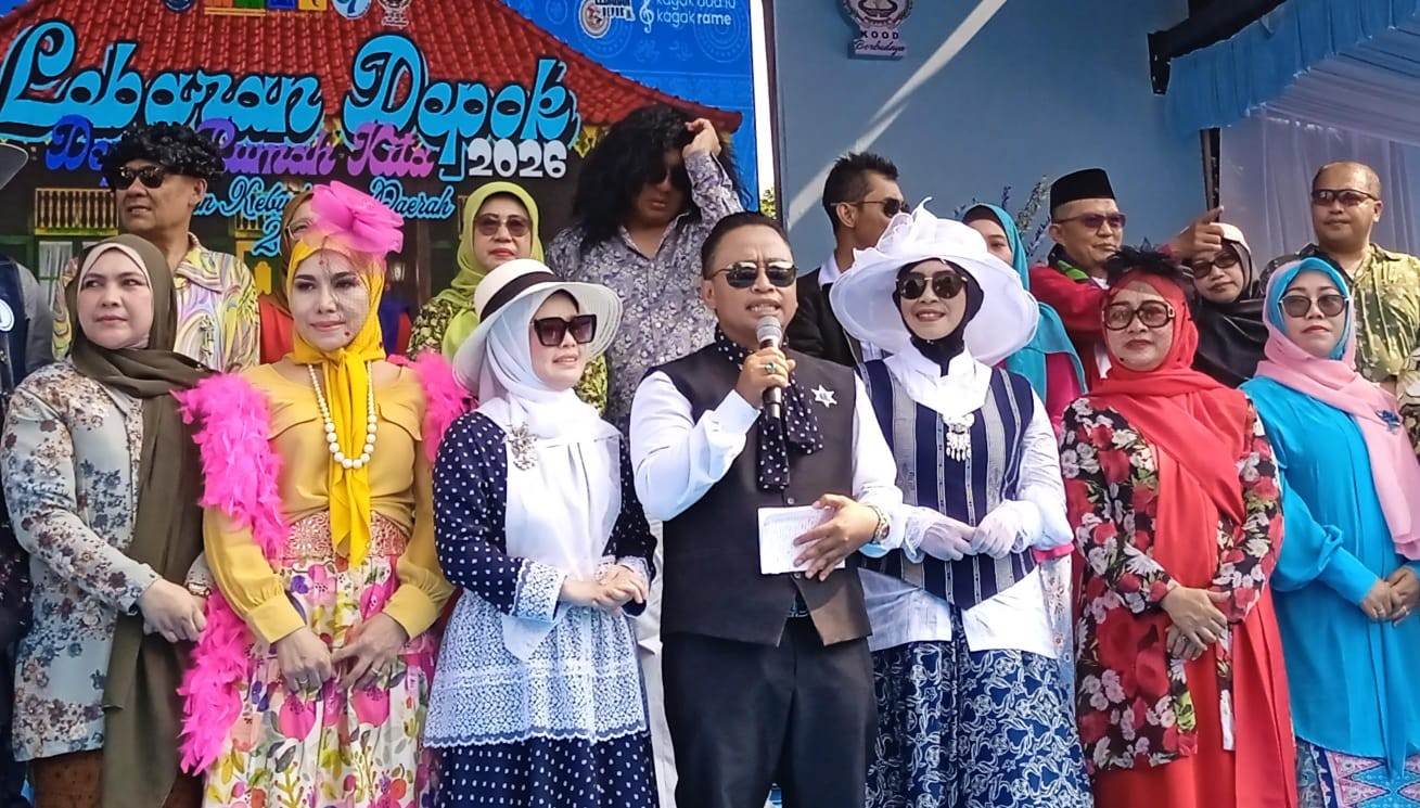 Supian Suri Hidupkan Gaya Lawas Era 70-an di Fashion Show Lebaran Depok