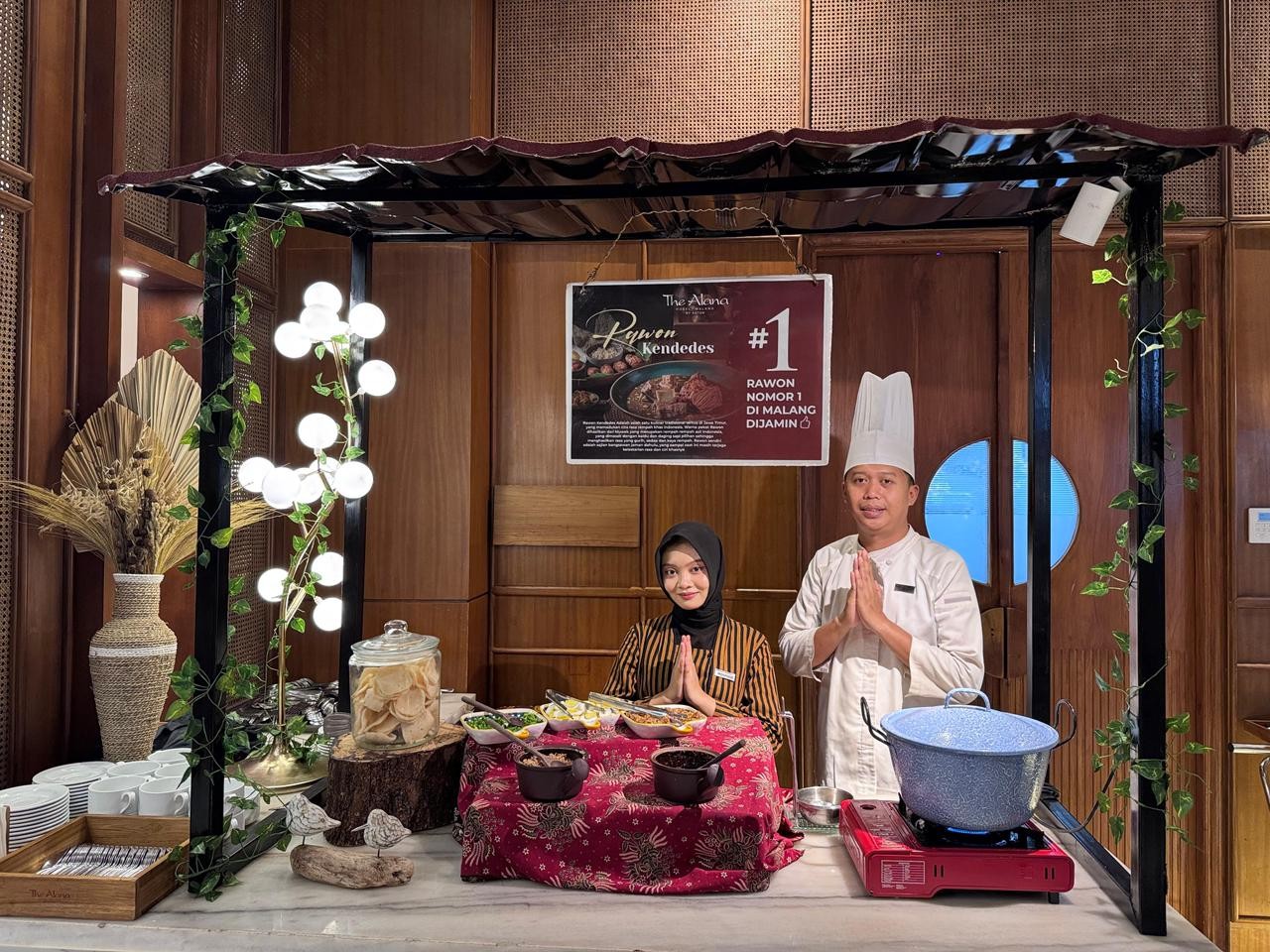 The Alana Hotel Malang Hadirkan Rawon Kendedes, Sajian Autentik Khas Jawa Timur