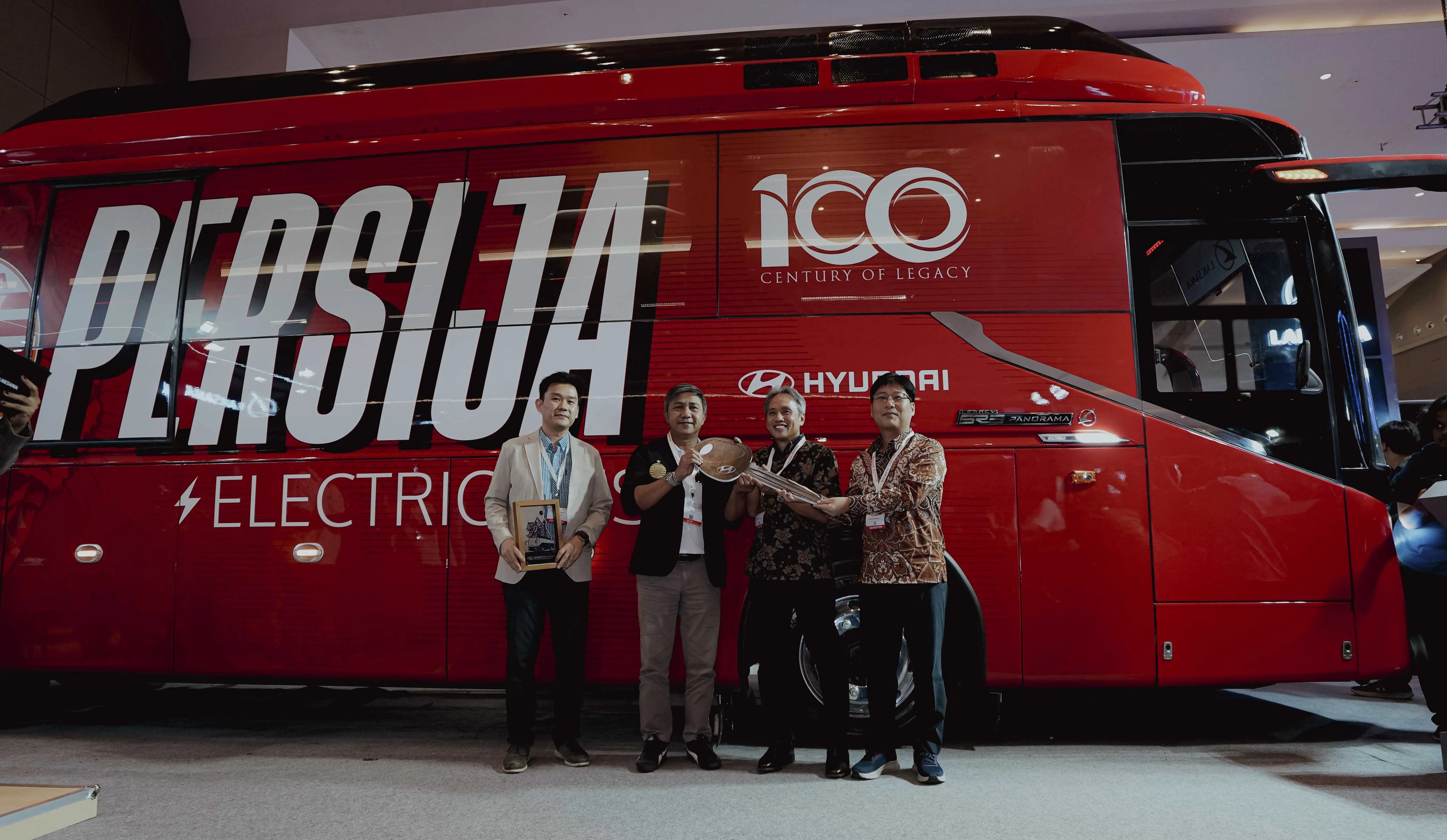 Keren! Persija Jakarta Perkenalkan Bus Listrik Baru untuk Operasional Tim Musim Depan
