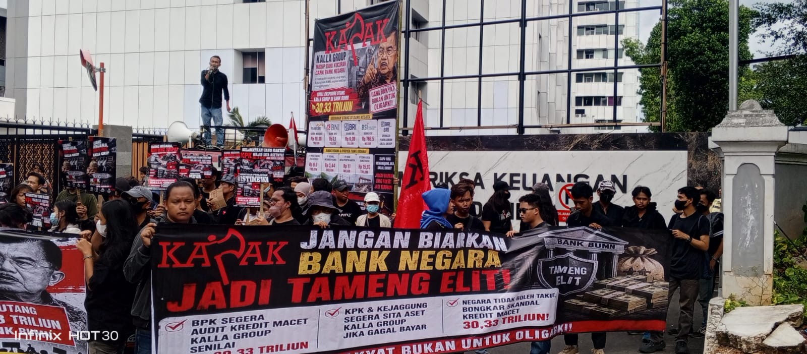 Gelar Aksi, BPK Didesak Audit Dugaan Kredit Macet Kalla Group