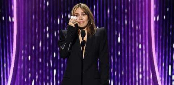 Miley Cyrus Menangis di Walk of Fame, Singgung Billy Ray Cyrus dalam Momen Emosional