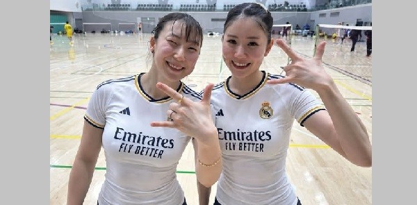 Arisa Higashino dan Chiharu Shida Tampil Santai Pakai Jersey Real Madrid, Bikin Badminton Lovers Heboh