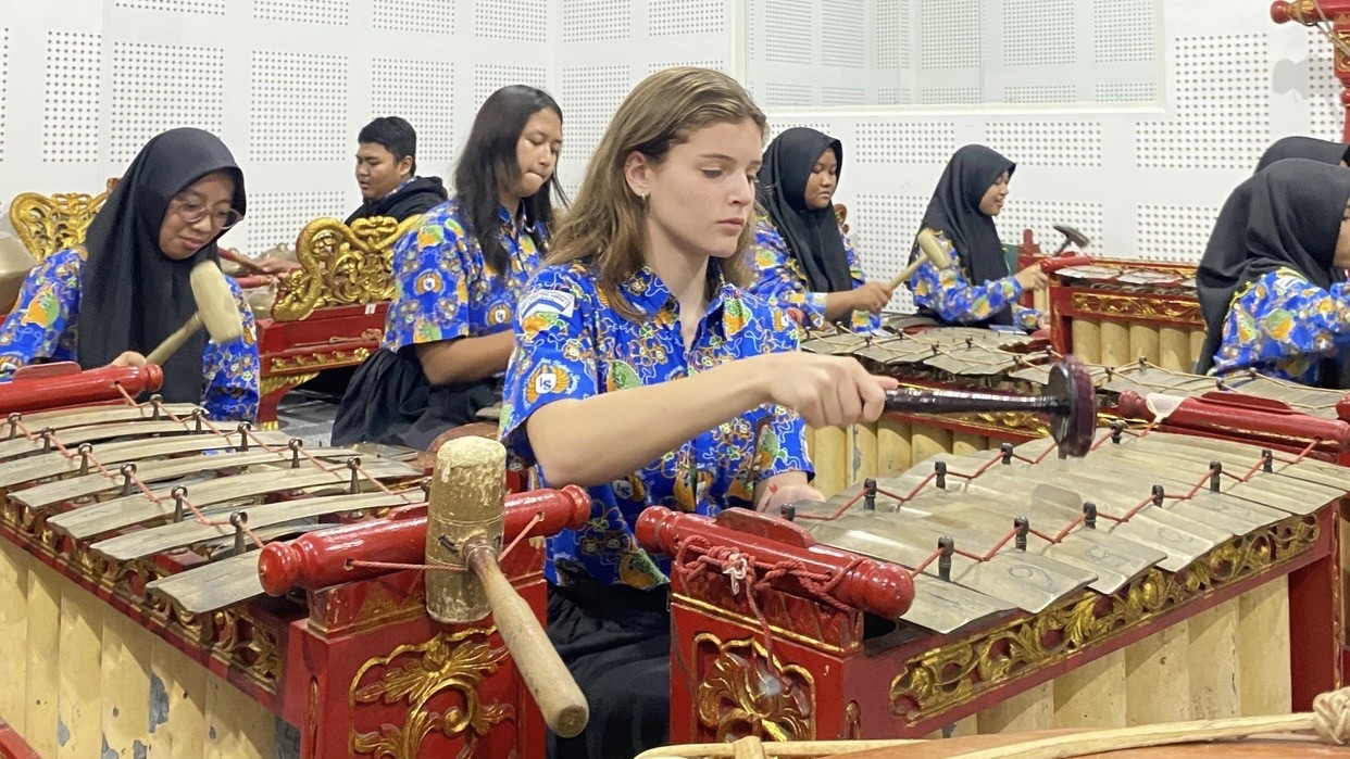Go International, SMA Labschool Unesa 1 Kenalkan Alat Musik Gamelan pada Peserta AFS asal Italia