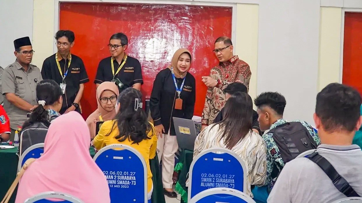 Optimalisasi SPMB di Jatim, Kadindik Aries Tinjau SPMB di SMAN 2 Surabaya