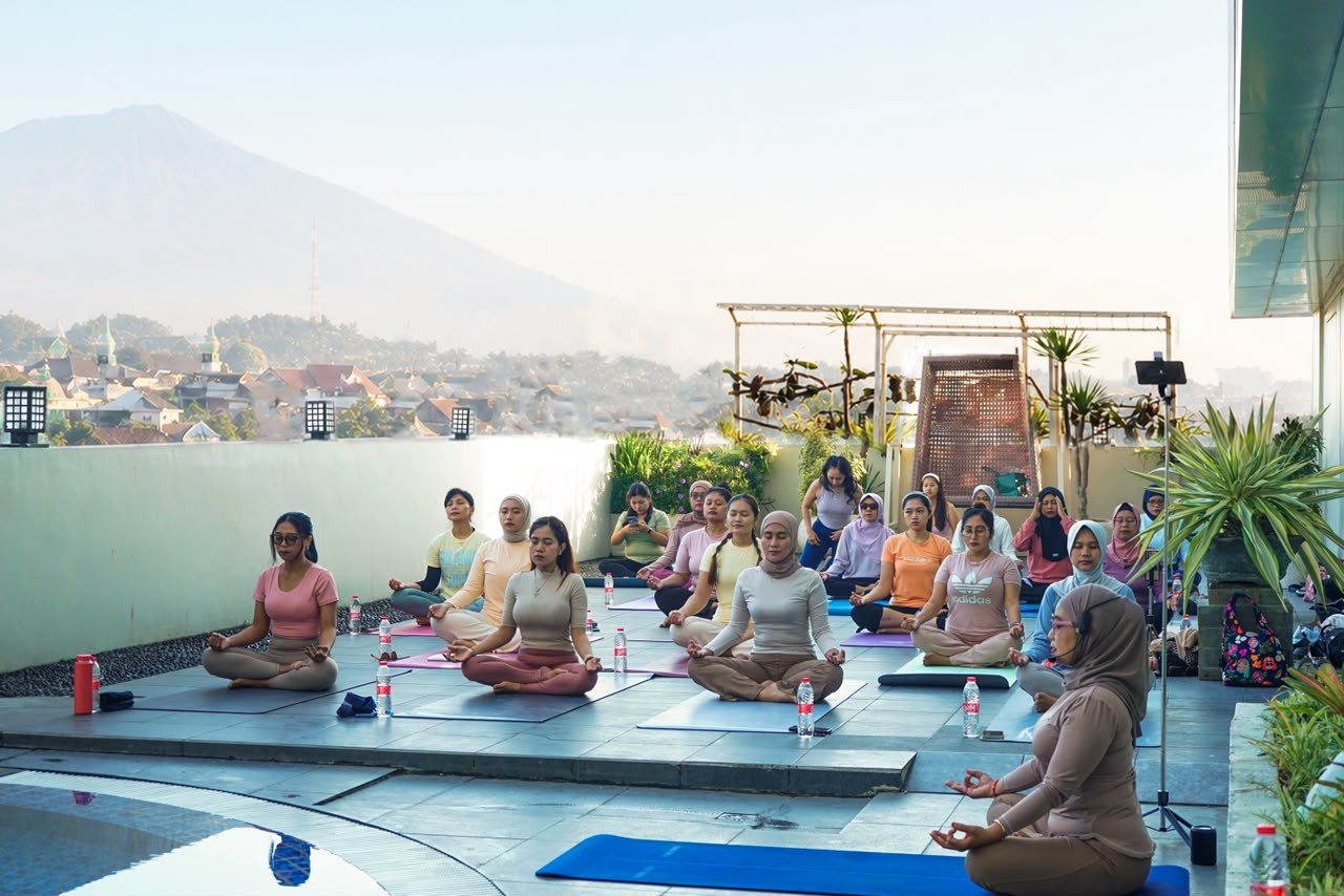 Nikmati Yoga Pagi dengan Panorama Pegunungan, Atria Hotel Malang Gelar Breath and Balance
