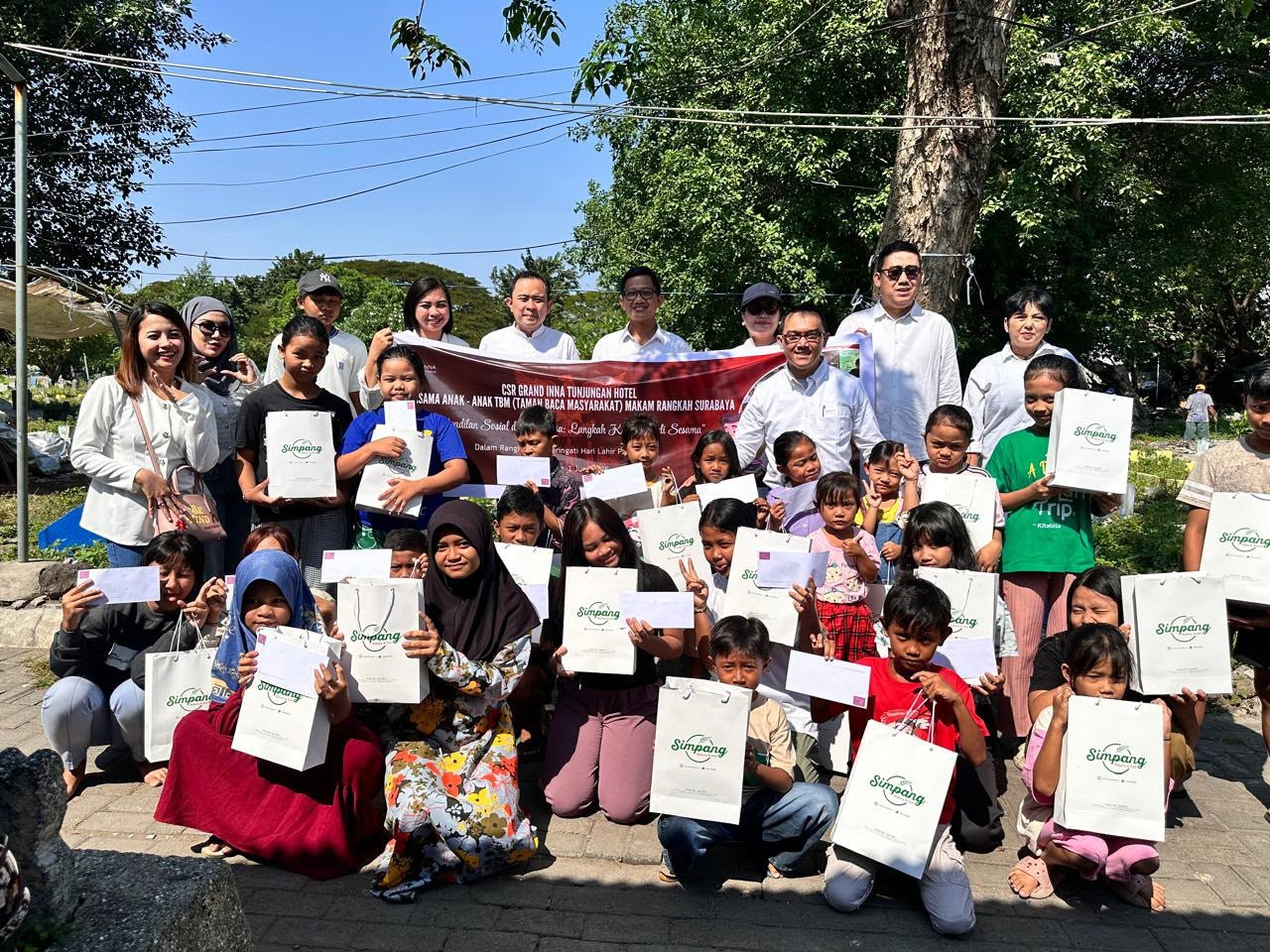Peringati Hari Lahir Pancasila, Grand Inna Tunjungan Berbagi Kebahagiaan dengan Anak-anak TBM Makam Rangkah