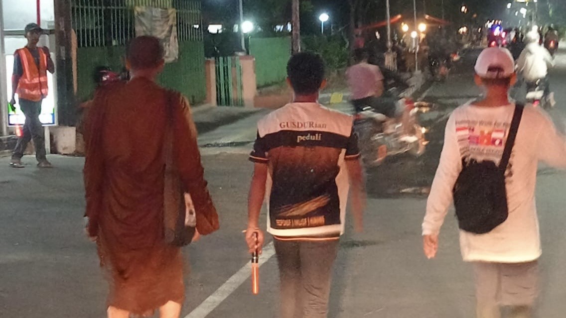 Bhikkhu Thudong Lakukan Ritual Walk for Peace dari Bali untuk Rayakan Waisan di Borobudur