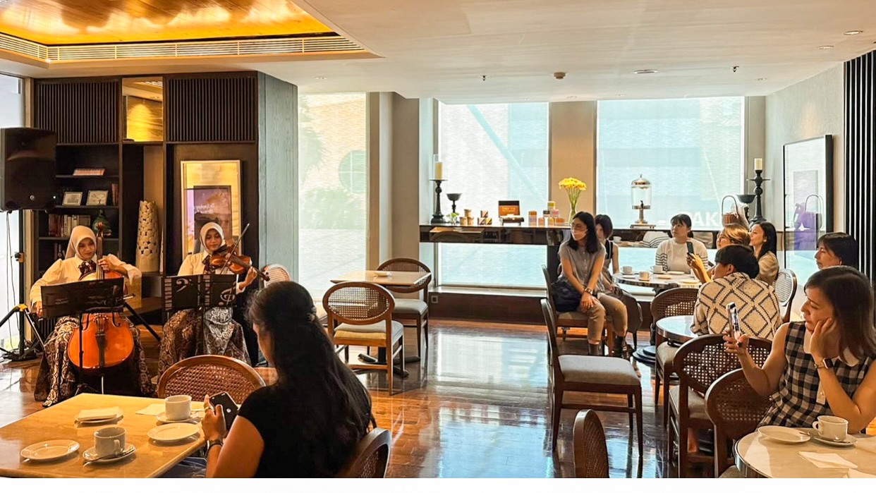 Belasan Ekspatriat Rayakan Hari Musik Sedunia dengan Suguhan Afternoon Tea Artisan Bali di Ascott Waterplace Surabaya