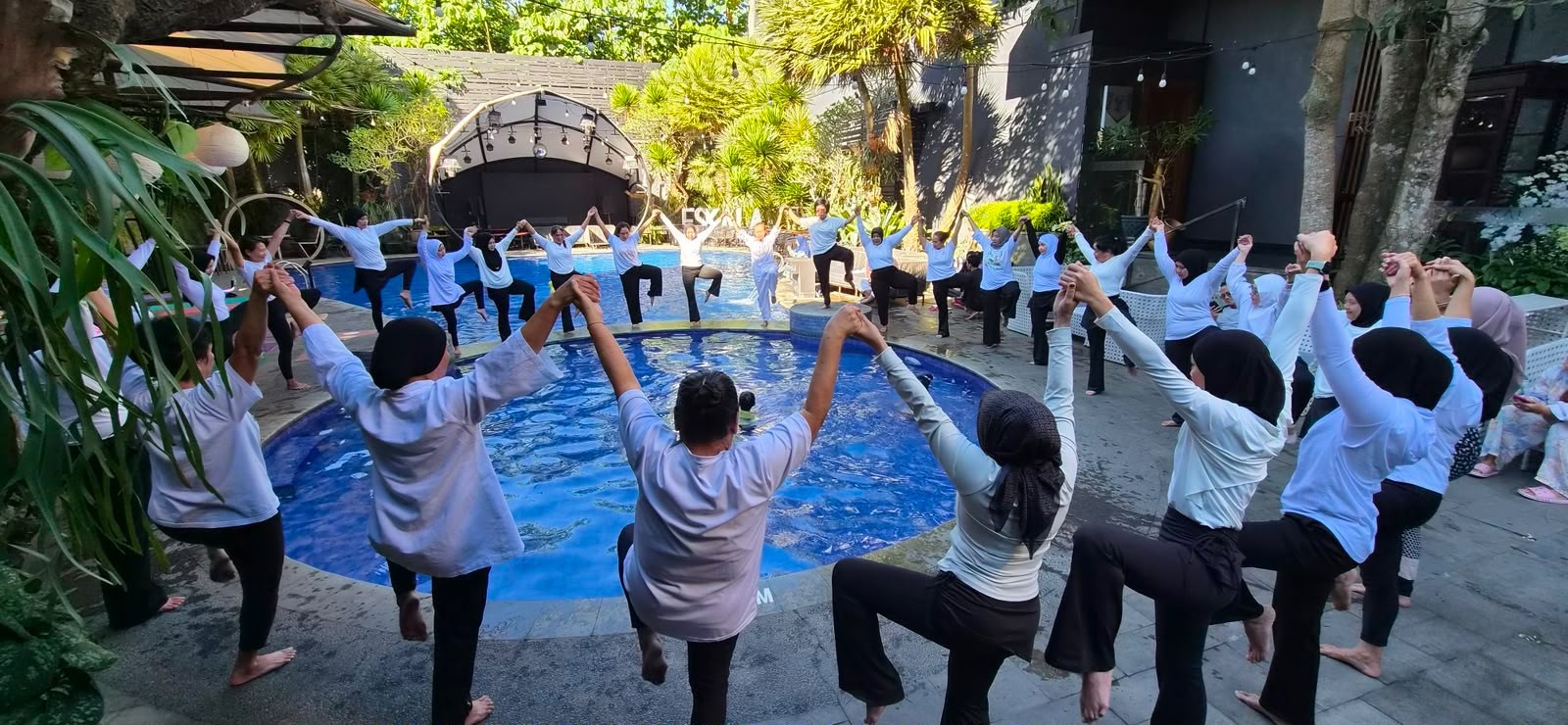 Aston Inn Batu Sukses Gelar Yoga Mandala Bersama Ana Gayatri di Eskala Pool