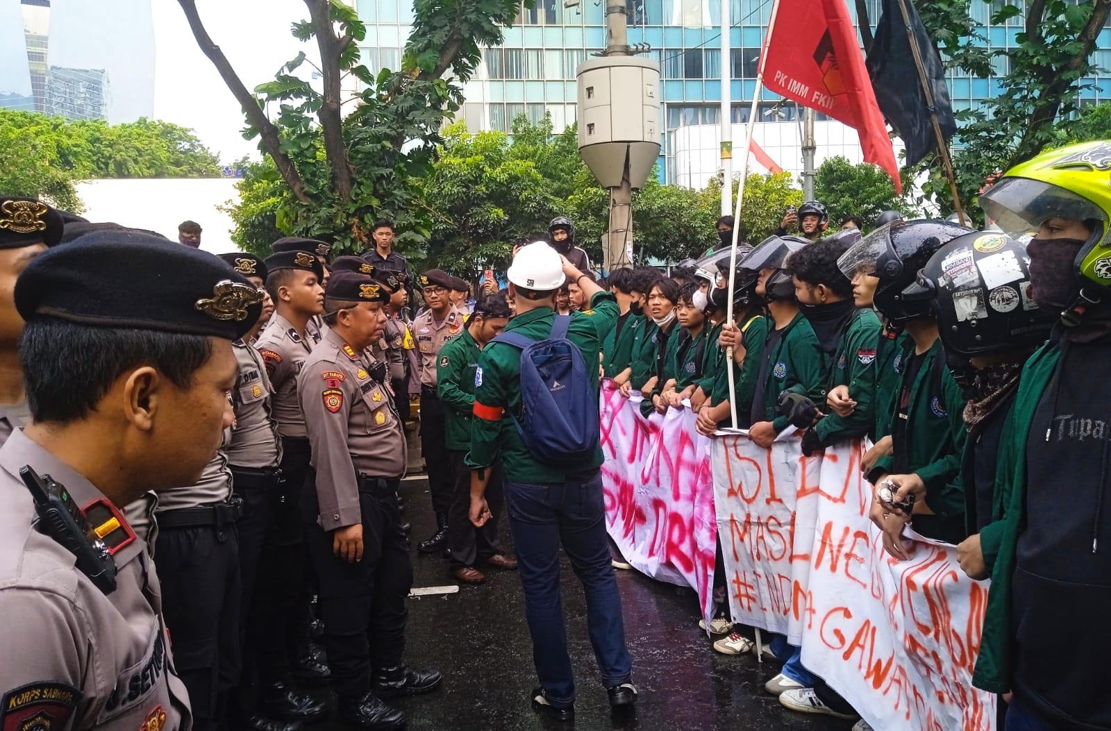 Aksi di Jakarta, Mahasiswa UHAMKA Gaungkan Tiga Tuntutan “Trisura”